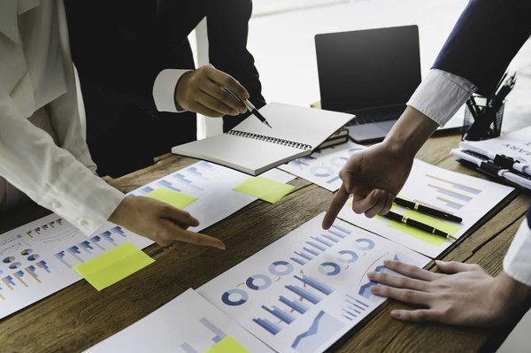 Comment un jeu de stratégie en temps réel peut-il utiliser des algorithmes d'optimisation pour améliorer la gestion des ressources?